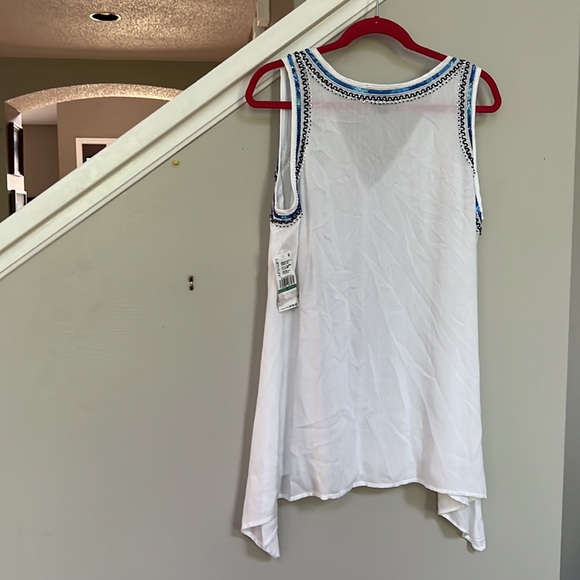 Karen Kane Beaded V-Neck Sleeveless Sharkbite Hem Tank Top - Picture 7 of 12